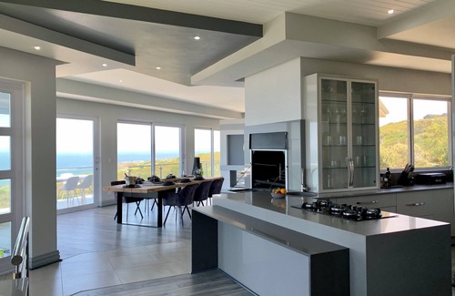 Pinnacle Point House | Modern house with a breath-taking 180 degree panoramic view of the Indian Ocean.