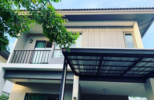 Prawet House | Modern house with fitness and pool, close to airport