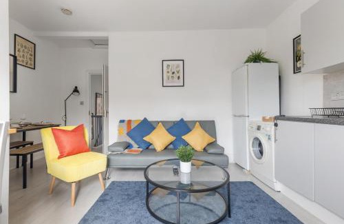 East Acton Apartment | Modern House with Free Parking near Wembley