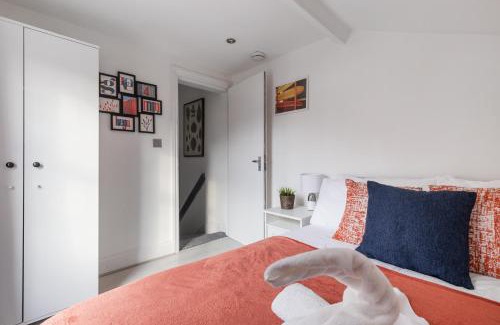 East Acton Apartment | Modern House with Free Parking near Wembley