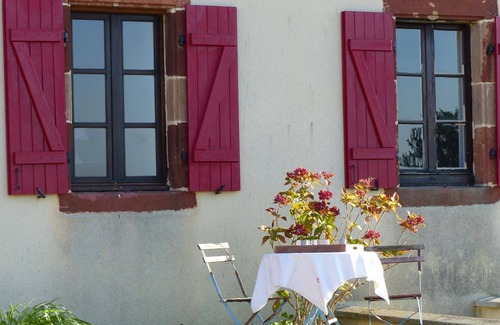 Vaumas Cottage | Modern house with garden, pets allowed, linens included