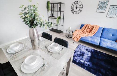 Luton House | Modern House with Gated Driveway and Free WiFi