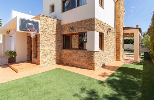 Durcal Cottage | Modern House with swimming pool, garden, mountain views and barbecue