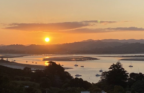 Mahurangi West House | Modern house with views in Ti Point