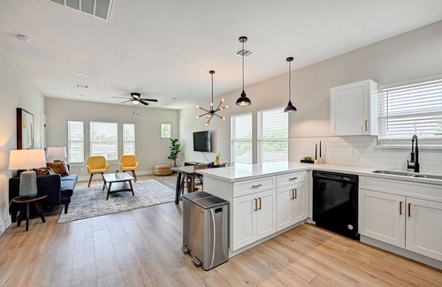 Northside Apartment | Modern HTX Apt: Free Wi-Fi, A/C, Full Kitchen, Free Parking