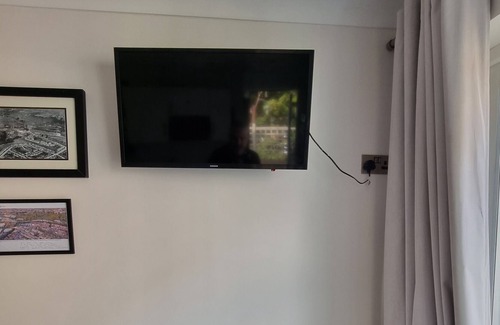Hanham Apartment | Modern immaculate studio with aircon & parking