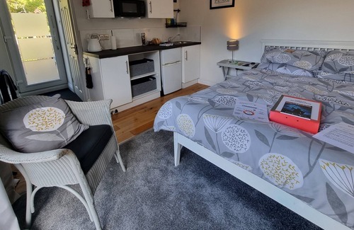 Hanham Apartment | Modern immaculate studio with aircon & parking
