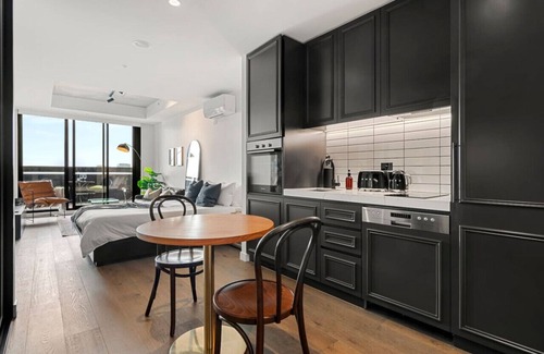 Collingwood North Apartment | Modern, Industrial Hideaway