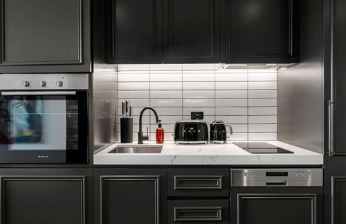 Collingwood North Apartment | Modern, Industrial Hideaway