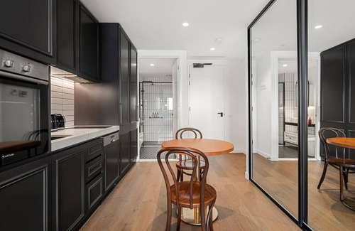 Collingwood North Apartment | Modern, Industrial Hideaway