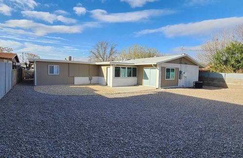 Alamogordo House | Modern Industrial Oasis - Private Room w/King Bed, WiFi, FREE Parking & More!