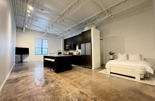 Deep Ellum Apartment | Modern Industrial Studio in the heart of Dallas!