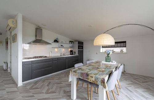 Callantsoog Apartment | Modern Ingericht Appartement aan de Voet van de Duinen en het Strand van Groote Keeten