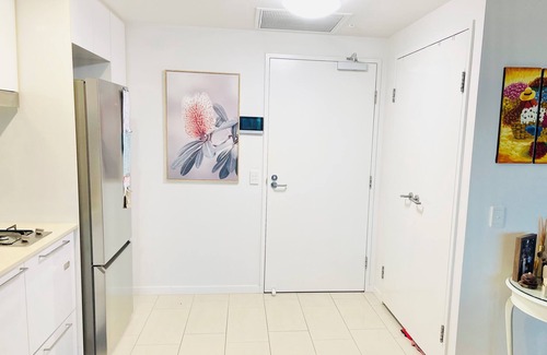 Ascot Apartment | Modern inner city apartment with river views, WiFi & AC in lovely Hamilton