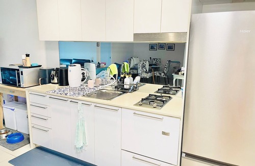 Ascot Apartment | Modern inner city apartment with river views, WiFi & AC in lovely Hamilton