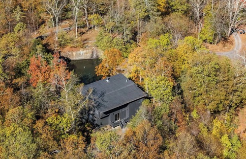 Mount Marion House | Modern interiors with beautiful view of mountains and a private bluestone quarry