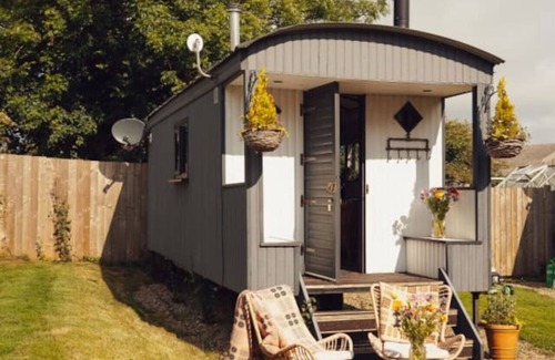 Nolton Apartment | Modern & Inviting Shepherd`s Hut Near Pembrokeshire Coast