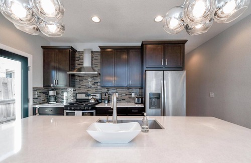 Jefferson Park House | Modern Jefferson Park Duplex! Minutes to Downtown, Aquarium, Lohi and Highlands