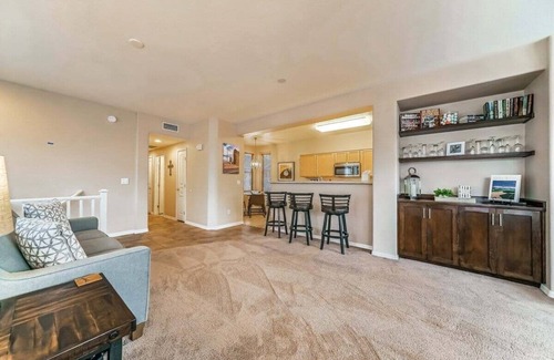 Kierland Condo | Modern Kierland Condo w/Shared Pool + Close to Dining and Shopping!