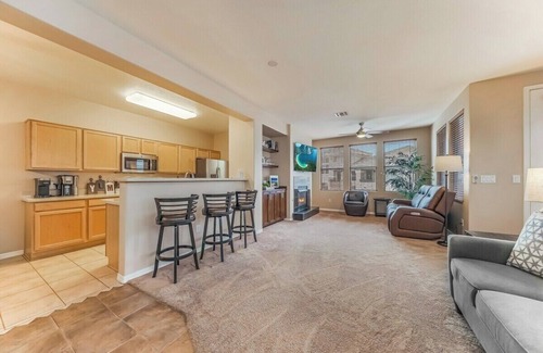 Kierland Condo | Modern Kierland Condo w/Shared Pool + Close to Dining and Shopping!