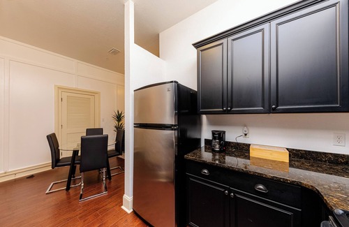 Dune Allen Beach Apartment | Modern King bed Haven/Free parking, Pool, Balcony