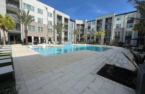 Southside Apartment | Modern King Bed Deerwood Pool Gym Downtown Jax I95