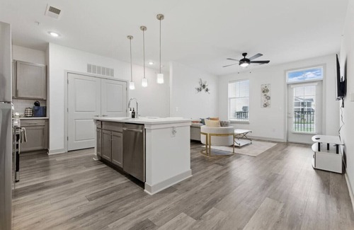 Whitestown Apartment | Modern King Bed | Relax & Stay
