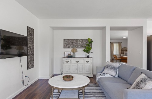 Tehachapi House | Modern | King, Queens | Spacious w/Stocked Kitchen
