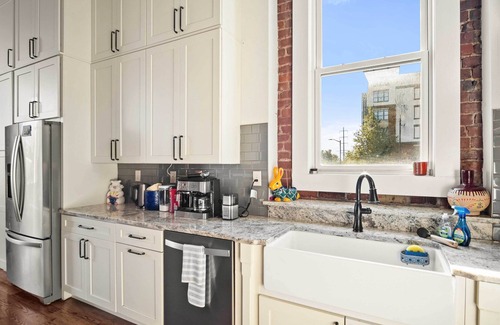 Old City Condo | Modern Knoxville Gem: Near Campus & Eateries!