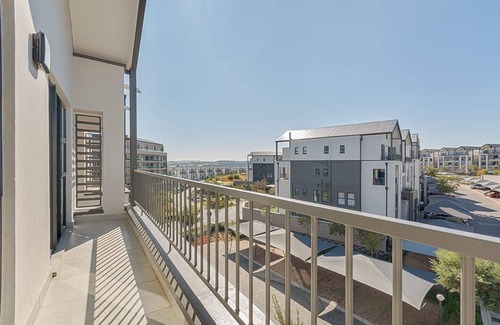 Greater Johannesburg Metropolitan Area Apartment | Modern Lagoon Apartment in Munyaka Spa, Bar, Wifi&Balcony
