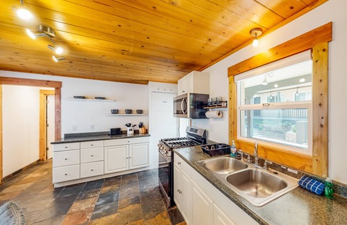 Kings Beach Ski Chalet | Modern lake-view hotel - all eight rooms - dog-friendly - near beach & golf