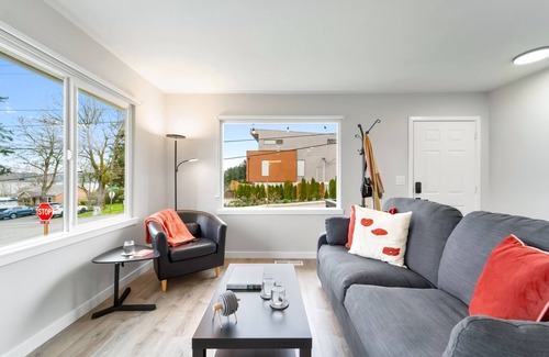 Kenmore House | Modern lake view retreat with two living spaces