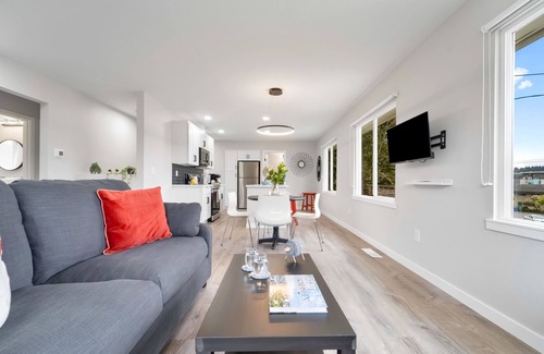 Kenmore House | Modern lake view retreat with two living spaces