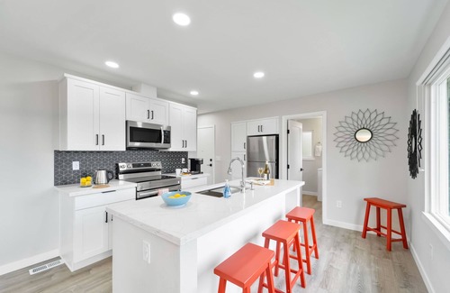 Kenmore House | Modern lake view retreat with two living spaces