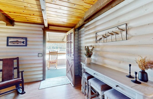 Munds Park House | Modern lakefront cabin with bbq, gas fireplace, amazing views
