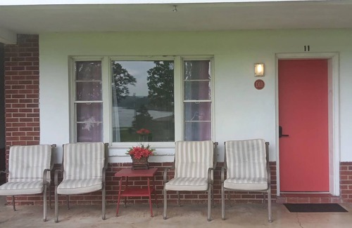 Hot Springs Condo | Modern Lakefront Condo with pool. Only 10 min from Bathhouse Row.