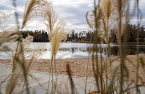 Lakewood House | Modern Lakefront Escape. Tranquil Haven: Ski & Beach Retreat. n