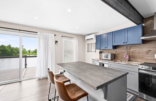 Duluth House | Modern Lakefront house, steps away from water's edge and Island Lake fishing