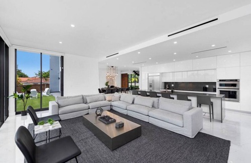 Glenvar Heights Villa | Modern Lakefront Villa w/Pool, Jacuzzi and Gym