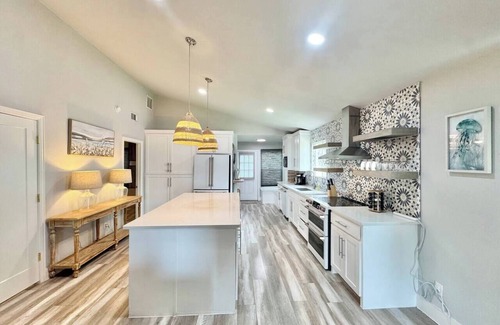Little Elm House | Modern Lakehouse for 6, Pet+EV, Walk to the lake!