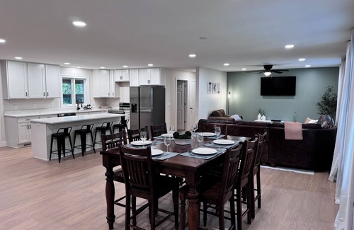 Gilbertsville House | Modern Lakehouse by Marina with Firepit, Grill & Gameroom. 5 minutes to Lake!