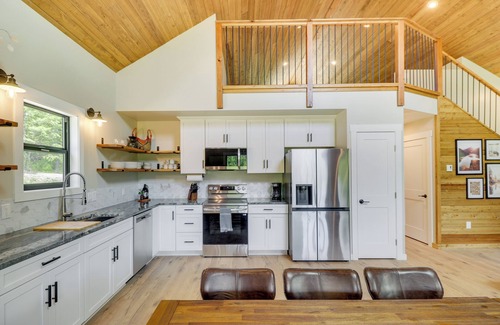 Lakeside Cabin | Modern Lakeside Cabin w/Mountain Views & Hot Tub!