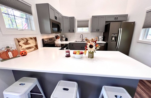 Dent Cabin | Modern Lakeside Cabin w/Hot Tub! Spotless!
