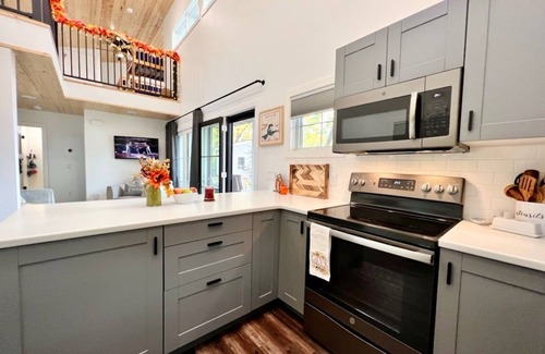 Dent Cabin | Modern Lakeside Cabin w/Hot Tub! Spotless!