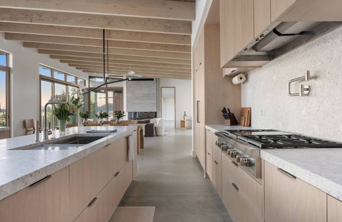 Ponderay House | Modern Lakeside Oasis- Stunning Sunsets-Hot Tub-Dock