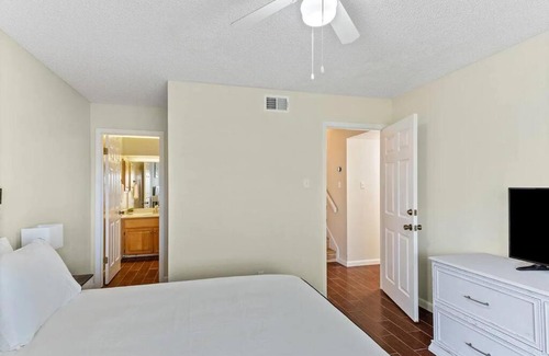 Canyon Lake Apartment | MODERN LAKEVIEW 2 STORY TOWNHOME - Bring Kids, Dogs, Jetski, Boat, Golf Clubs!