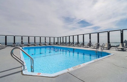 Lake View East Apartment | Modern Lakeview 2BR w/Deck, Pool & Gym, nr Lincoln Park, by Blueground
