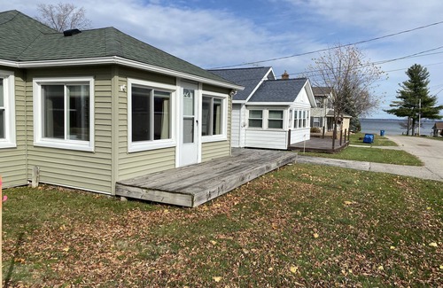 Houghton Lake Heights Cabin | Modern Lakeview Cabin by Beach and Park