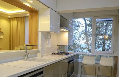 Ciftlikkoy Apartment | Modern, Large Apartment with Sea View
