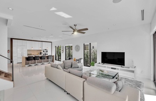 Colee Hammock House | Modern Las Olas Masterpiece, Steps from Las Olas